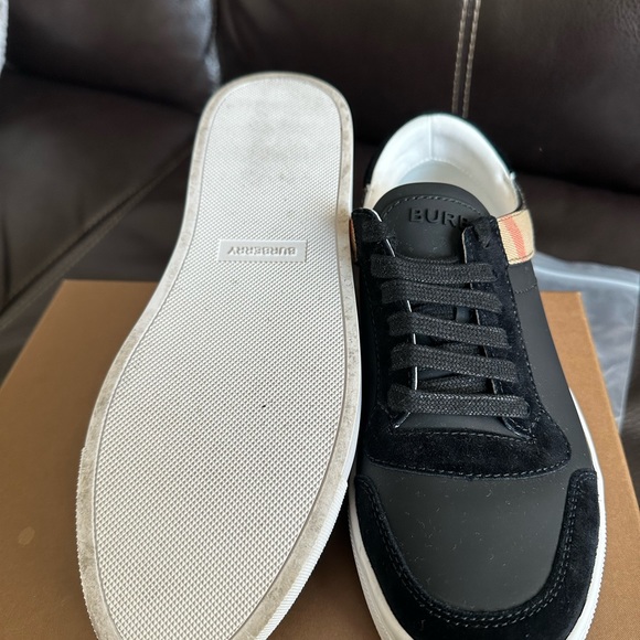 Burberry Reeth Low
Size: 6D/39
Color: Black - Picture 6 of 6